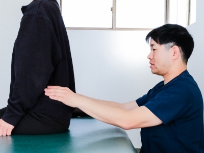 腰の痛みのイメージ写真